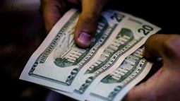 Dólar sigue sobre $900 en octubre: Experta anticipa afectación en combustibles y alimentos