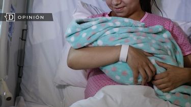 El Desconcierto | 7940 imagen de una mujer con su bebe recien nacido en ua cama de .jpg