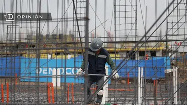 El Desconcierto | 16147 persona trabajando en una construccion.webp