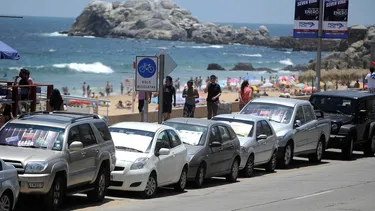 Aseguradora rechazó pagar por robo de camioneta porque dueño dejó las llaves en la playa: Deberán pagar $13 millones a cliente