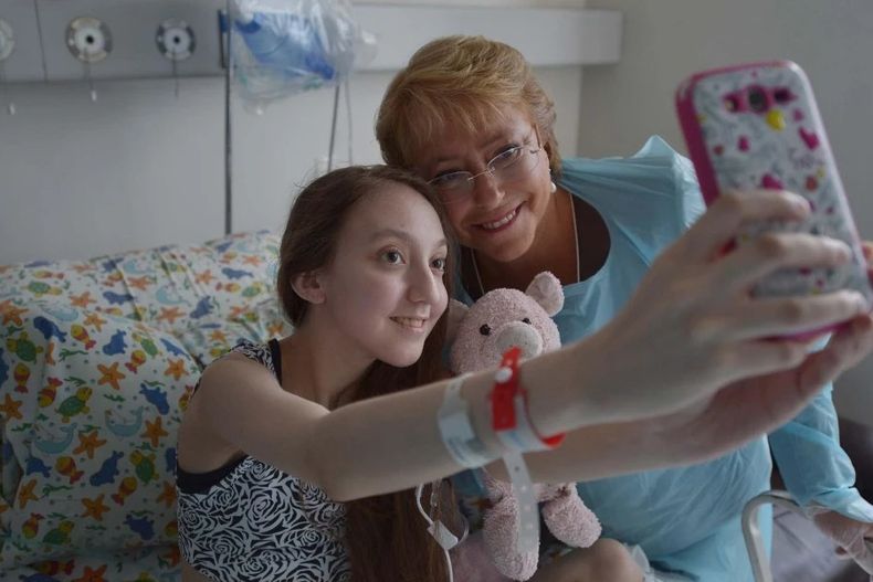 Valentina Maureira y Michelle Bachelet Archivo 2015.jpeg