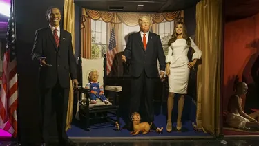 La intervención de artista chileno en Museo de Madrid: Figura de Netanyahu como Chucky y de Milei como perro de Trump