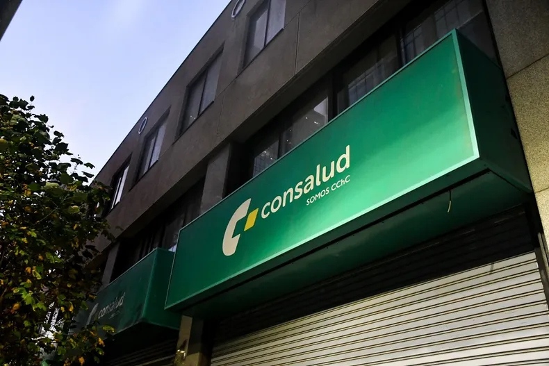 afiliado logra en juicio que isapre le deba pagar 6 5 millones por cobros excesivos utilizando tabla de factores derogada.webp