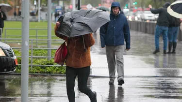 Vuelve la lluvia y tormenta eléctrica a Santiago: Zona central tendrá viento, bajas temperaturas y precipitaciones
