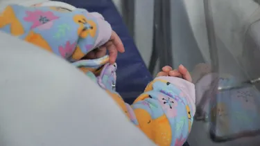 Recién nacido terminó con parálisis cerebral: Tras atención de parto negligente clínica deberá pagar $100 millones a la madre