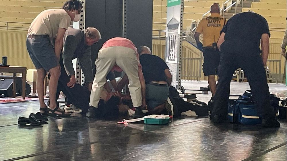 Salman Rushdie permanece en extrema gravedad y perdería un ojo tras ser apuñalado