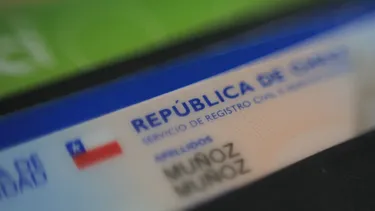 Banco negó y retuvo pago de licencias pre y postnatal a extranjera por no tener cédula chilena: Corte ordena pago íntegro