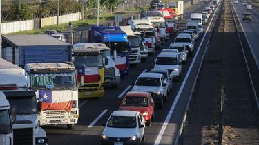 Paro de camioneros genera congestión y muchos problemas a quienes transitan por Ruta 5