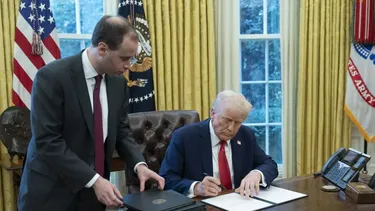 Gobierno de Trump confirma que comenzó a enviar migrantes a Guantánamo