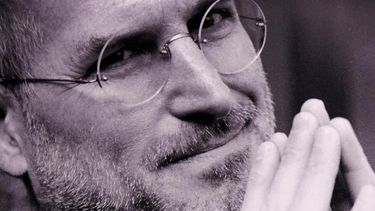 Hija de Steve Jobs revela que fue obligada a mirar cómo su padre tocaba a su esposa