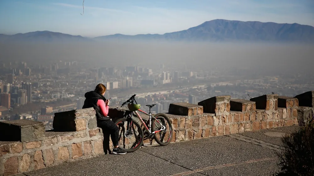 Lavado de calles: La medida que podría ayudar a reducir la contaminación en Santiago por el polvo que levantan los autos