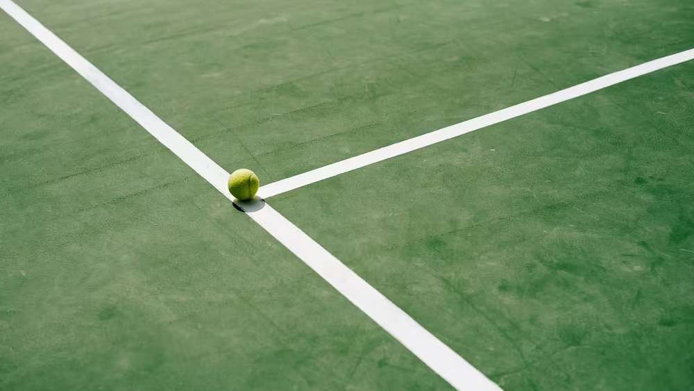 Cancha de tenis de arcilla verde.