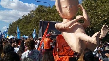 Estupidez compleja en su máxima expresión: Los trolleos de Malena Pichot a la marcha contra el aborto en Argentina
