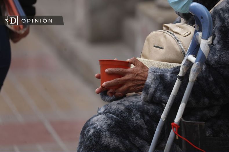4143 imagen de una adulta mayor pidiendo dinero en la calle.jpg