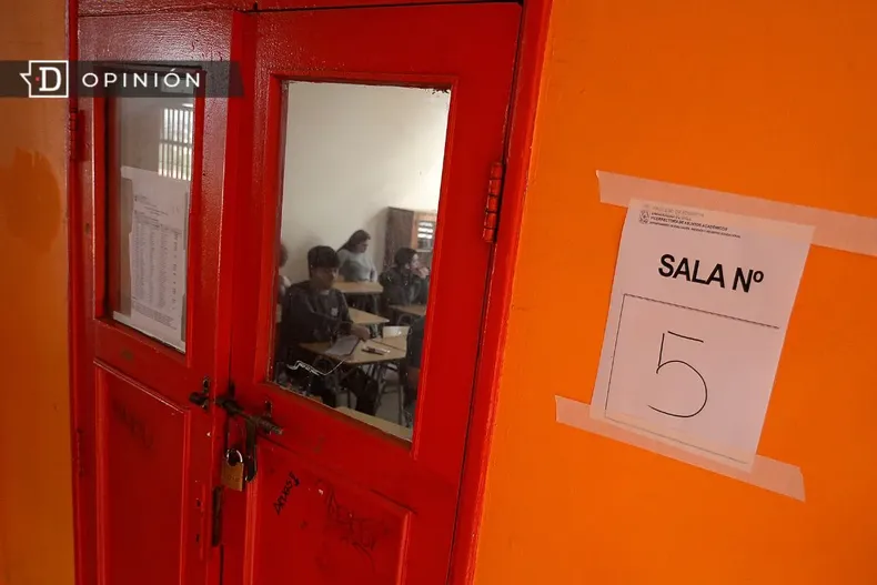17326 imagen de una sala de clases desde fuera.webp