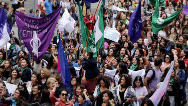 Masiva marcha por el 8M en Valparaíso termina con fuerte represión policial