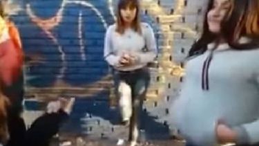 VIDEO| Mujer embarazada agredió a una adolescente de 12 años por estar a favor del aborto