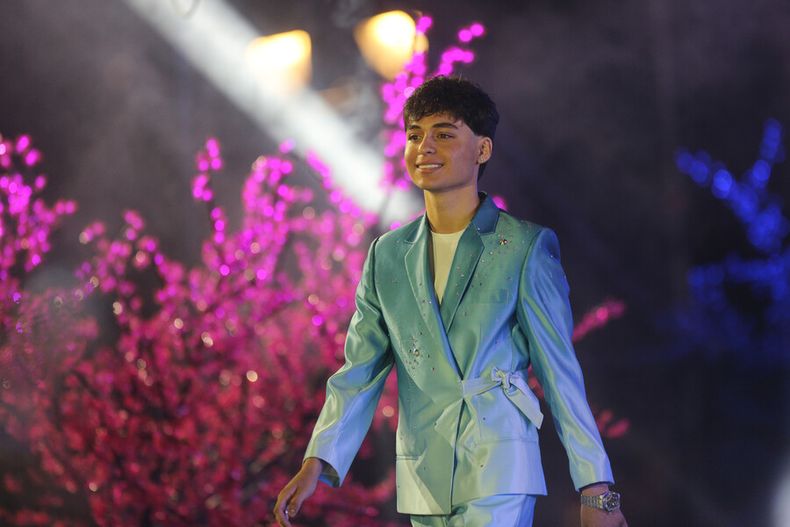 Chico electrico en la Noche Cero de Vina.jpg