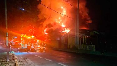 Automóvil a alta velocidad provoca accidente y posterior incendio en Puente Alto