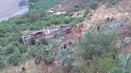 Tragedia en Perú: Al menos 24 muertos luego que bus desbarrancara por precipicio