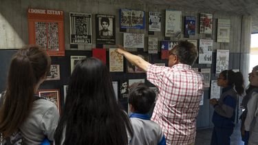 El Desconcierto | profe estudiantes y museografia scaled.jpg