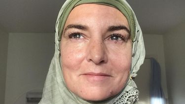 Tildan de racista a Sinéad O’Connor por comentarios contra personas blancas y ella responde que al que deberían censurar es a Trump