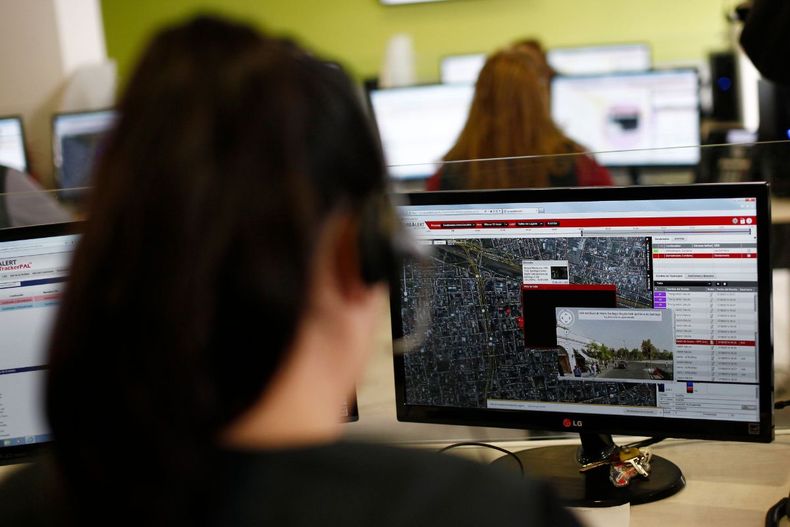 12498 mujeres con computadores en oficina.jpg