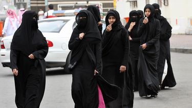 Sacar un pasaporte, comenzar un negocio o matricularse en la universidad: 8 cosas que las mujeres no pueden hacer en Arabia Saudita