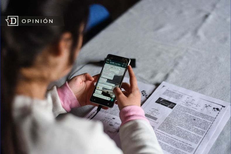 1501 estudiante con un celular.jpg