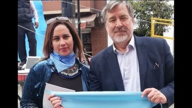 Salvemos las dos vidas: Alejandro Guillier da explicaciones por foto en la que aparece posando con pañuelo celeste