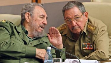 Documentos de la CIA revelan dos intentos para asesinar a Fidel y Raúl Castro