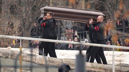 Rusos desafían el miedo para acudir en masa al funeral de Navalni: Asistieron miles de personas