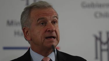 Denuncian que ministro de Hacienda usó dineros públicos para viajar al día del ex alumno en Harvard