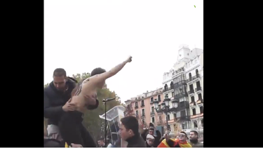 “Fascismo legal y vergüenza nacional”: Activistas de Femen son brutalmente atacadas durante conmemoración franquista