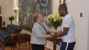 Presidenta Bachelet se reunió con joven haitiano que salvó a una mujer en Independencia: Es un ejemplo de solidaridad