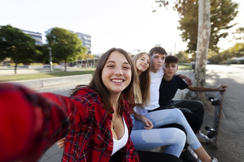 adolescentes scaled.jpeg