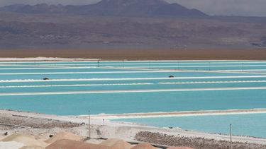 Los cuestionados negocios entre SQM Salar y el presidente del sindicato de la empresa