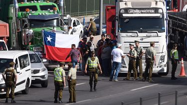 Paro de camioneros provoca caos en Quilicura: Abandonan máquina y cortan Ruta 5