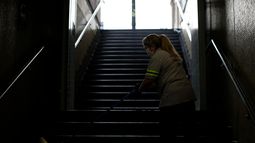 Paciente de clínica que cayó de escalera por falta de señalética deberá ser indemnizado