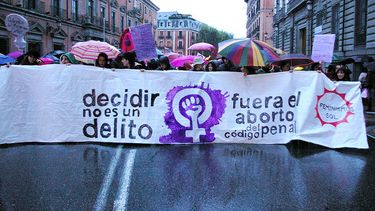 Derecha española propone derogar ley de aborto para pagar pensiones y feministas responden: No queremos ser máquinas de parir obreros