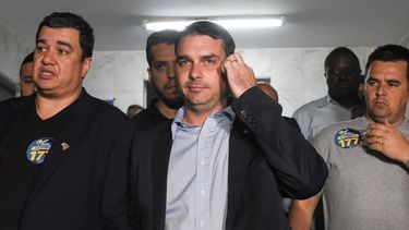 Fuero privilegiado detuvo la investigación: Denuncian a hijo de Bolsonaro por pagos irregulares de casi dos millones de dólares
