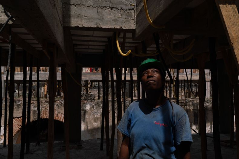 Mujer de la cooperativa Liga Urbana participa en la construcción de viviendas en la ocupación Mariana Crioula, en la Región Portuaria de Río de Janeiro, donde mujeres negras lideran procesos de autogestión habitacional.