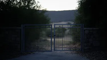 El Desconcierto | puso porton en camino a predio y cerro acceso dejando a propietario sin poder entrar  suprema ordeno reabrirlo.webp