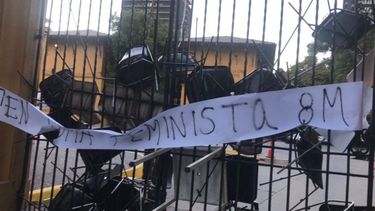 En toma feminista 8M: Mujeres inician ocupación de la Facultad de Arquitectura de la Universidad de Chile a un día de la huelga