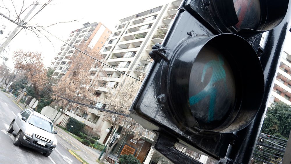 Semáforos apagados causan caos vial en Santiago: Corte de luz y alta congestión en Alameda