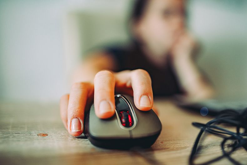 Hand_on_the_computer_mouse_900x600.jpg