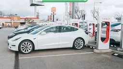 Sumarán cargadores rápidos con energía renovable a red para autos eléctricos: 280 km de autonomía en 15 minutos de carga