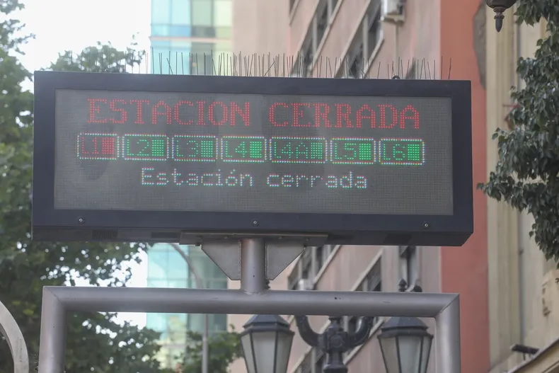metro restablece la linea 1 tras cierre de 4 estaciones luego de interrupcion por persona en las vias.webp