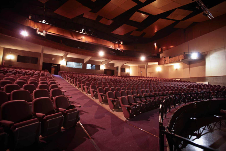 el primer teatro inclusivo de chile esta en temuco incluye senaletica braille y gafas especiales.png