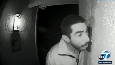 Perturbador: Hombre que pasó por tres horas lamiendo timbre de una casa es buscado por la policía